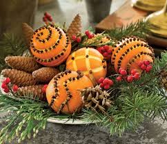 Weihnachtsdeko Fur Den Tisch Basteln Diese 7 Diy Projekte Sind In 20 Minuten Fertig Deko Weihnachtsdeko Tisch Weihnachtsorangen Tischdekoration Weihnachten