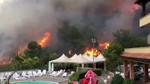 Persone in fuga e pericolo per gli edifici. Vasto Incendio Nella Zona Di Colle Renazzo Fiamme A Ridosso Di Un Hotel