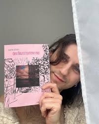 Mon livre des fleurs comme moi er out TODAY dans une librairie près de  chevous. Amongst toute la transphobie pis les discours GÉNOCIDAIRES (that's  right, les states sont literally