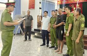 Ra lệnh bắt khẩn cấp Nguyễn Viết Hoàng 28 tuổi - Người quan sát