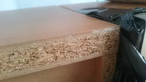 Dabei ist ein kleiner ventilator, den sie in die geöffnete schranktür stellen hilfreich, damit die luft im schrank ausgetauscht wird. Ist Dieser Schrank Von Schimmel Befallen Foto Holz