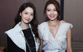 Año artista(s) canción notas 2020: Blue Dragon Film Award 2019 Indahnya Yoona Dan Sooyoung Snsd Adu Gaun Hitam