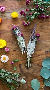 How To Make A Smudge Stick With Sage Lavender And Rose Manualidades Palitos Artesanales Y Incienso