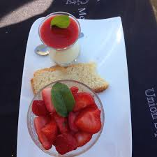 Fraises Au Sucre Accompagnees De Panacotta Aux Fraises Et Brioche Cocotte Staub Fraises Au Sucre Cocotte Staub Cuisine Bricolage