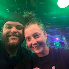 Is anyone open for a oil change? Im not getting anything but dunning when I  try to look it up online.