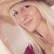 Gwen Thelen's Instagram, Twitter & Facebook