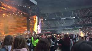 U2 verspielen sich bei mehreren songs. Konzert Photos At Stade De France