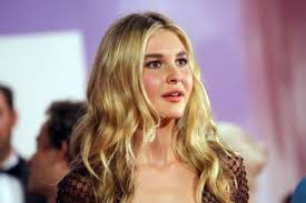 Zoe hull, de 17 años, no está manejando bien el fallecimiento reciente de su madre, ya que a veces habla con ella como si estuviera presente, y está resentida con su padre por su falta de emociones. Isabel May Run Hide Fight Premiere 2020 Venice Film Festival Famousfix Com Post