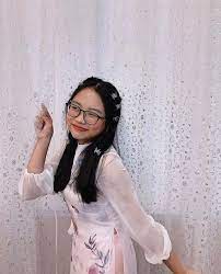 Phong cách này được cho là rất phù hợp với lứa. 16 Tuá»•i PhÆ°Æ¡ng Má»¹ Chi Chuá»™ng Máº·c Ao Dai Ao Ba Ba Xuyen Tháº¥u