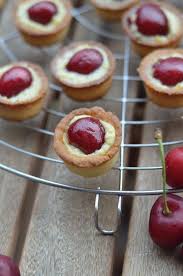 Apres Quelques Jours De Vacances Sous Le Soleil De Rhodes Nous Revoila Pour De Nouvelles Aventures Culinaires Plus Bronzes Mini Tarte Tarte Cerise Patissiere