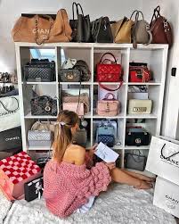 Como Organizar Un Armario De Ropa De Mujer Bag Closet Closet Designs Handbag Storage