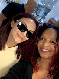 Camila Mendes con Rachel Matthews y Ashlyn Bradshaw en la premiere de  'Griffin in Summer' en Los Angeles ✨