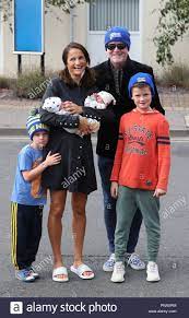 Chris evans was born on april 1, 1966 in warrington, cheshire, england as christopher evans. Chris Evans Und Seine Frau Natasha Lassen Frimley Park Hospital In Surrey Die Mit Ihren Zwillingen Namens Ping Und Pong Der Schon Fruher In Dieser Woche Mit Ihren Alteren Kindern Noah Rechts