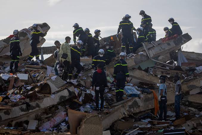 Un operativo de rescate de más 30 horas aviva la esperanza en Venezuela  tras terremoto - Mundo - ABC Color
