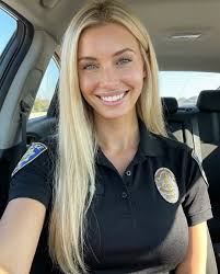 Taking a moment to say “hi!” How's your day going?? Selfie