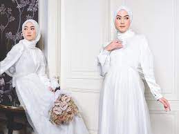 Idn times merangkum sembilan inspirasi busana lebaran keluarga 2021 dari para artis. 15y1d1nqm6 Djm