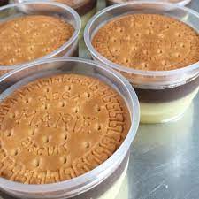 Puding yang satu ini unik, karena mengombinasikan lapisan puding dengan susunan biskuit regal, sehingga parents bisa mengkreasikan puding regal dengan berbagai bahan, misalnya dengan oreo, puding coklat, atau membuatnya seperti resep tradisional. Pudding Regal Cup Shopee Indonesia