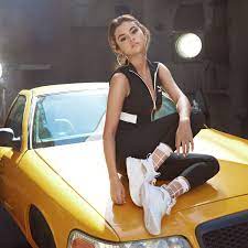 Selena gomez w ostatnim czasie udzieliła krótkiego wywiadu dla marki puma, z którą współpracuje od 2017 roku. Selena Gomez Has A New Puma Collaboration And The Secret For Dressing Up Sweats Vogue