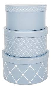 Alice Fox Pappbox Rund Square Dots 3 Pack Dusty Blue Ar Ett Set Med Tre Rymliga Forvaringsboxar I En Snygg Bla Design Forvaringslador Liten Vaska Stor Vaska