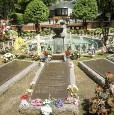 However, gladys presley named him elvis aron, to coincide with the name of his unborn twin, jesse garon. Elvis Presley S Daughter Lisa Marie Opens Up On Memories Of Macabre Graceland Graves Music Entertainment Express Co Uk
