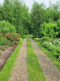 Pin By Michaela Rupp On Caminhos Driveway Landscaping Driveway Design Grass Driveway