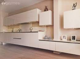 feyza hanim in duvara monte yerden yuksek mutfak dolaplari ev gezmesi minimalist dekor mutfak dolaplari mutfak