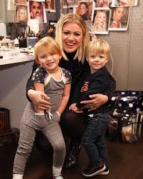 Kelly clarkson steps out sans wedding ring first time since divorce filing; Kelly Clarkson Ditches Wedding Ring In Sombre First Outing Since Filing For Divorce Mirror Online