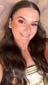 A @anaclarafleming pediu uma pele uniforme e glow, com o mínimo de produtos  possíveis. Então fiz uma cobertura translúcida e cílios postiços. , E para  o cabelo, ondas para dar esse esse volume e preso ...