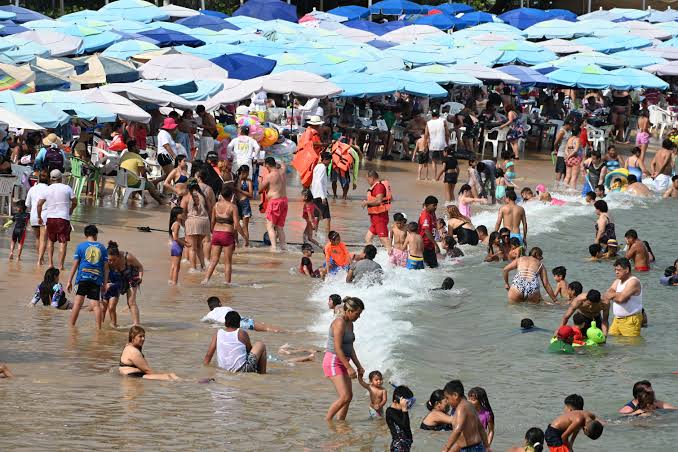 El auge del turismo costero impulsa el comercio local, do AI tạo
