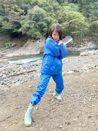 は カラフルな景色を見つける 虹色の飛行少女 誰もが失敗を 避けて生きているだろう 傷跡をつけずに 慎重に歩く 恐れないで 綺麗なんて 薄っぺら. Id5yoawbg85e0m