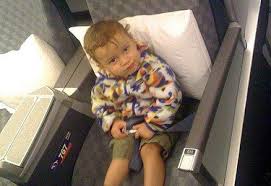 Schadet die sicherheitskontrolle am flughafen meinem baby? Sicher Fliegen Mit Kind Schlaufengurt Autokindersitz Hosentrager Gurtsystem Wie Fliege Ich Sicher Mit Meinem Baby Oder Kleinkind Entscheidungshilfe
