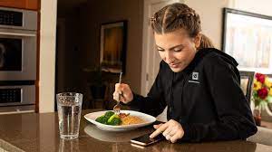 So, if you weigh 80 kilograms, have 10 percent body fat and exercise vigorously more than once a day, you would need around 3,960 calories per day. How Many Calories Should You Eat Per Day