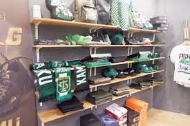 Persebaya store special presents, persebaya reversible jacket, persebaya parasut reversible jacket, persebaya tracktop two strip jacket, dan persebaya curve hoodie hadir kembali spesial. Persebaya Store Pererat Persaudaraan Dan Tingkatkan Ekonomi Bonek Halaman All Kompas Com