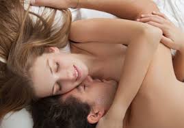 Paar im Bett nackt nach dem Sex - Frag Beatrice