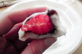 Strawberry Daifuku Mochi Recipe Chocolate Zucchini Recette Idee Recette Recette Mochi Recette Chocolat