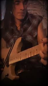 ✨​É oficial! Nuno fez hoje o anúncio oficial do seu mais novo  empreendimento: sua linha de guitarras. ✨ ​O lançamento já vinha sendo  especulado desde julho, quando Nuno apareceu com um de