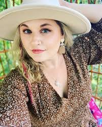 Tanya Hansen's Instagram, Twitter & Facebook