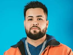 Jerry Smith tenta se defender de acusação de transfobia mas comete gafe.  Confira!