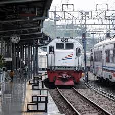 Kereta putih berkenaan dilihat sedang berhenti di belakang sebuah lori simen dalam jarak yang selamat bagi menunggu lampu isyarat bertukar menjadi hijau. Syarat Naik Kereta Jarak Jauh Pada 18 24 Mei 2021 Lifestyle Liputan6 Com