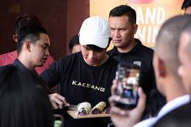 Welcome to lululand balik lagi sama aku putra bungsu presiden jokowi, kaesang, kembali membuka ''sang pisang'' di bandung. Kaesang Buka Gerai Sang Pisang Di Kota Samarinda