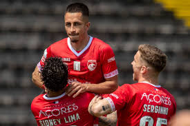 Vitória Negocia Contratação de Meia Português Ricardinho