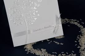 Busta gommata da 120 grammi in carta metallizzata majestic dai riflessi brillanti e pregiati. Partecipazione Di Matrimonio Oria Partecipazione In Plike Bianco Decorata Da Rilievi A Secco E Madreperla A Caldo Il Biglietto Invito E Fornito Con La Partecipazione E Compreso Nel Costo Busta Compresa