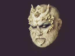 Cadılar Bayramı makyaj, aktör yaşamöyküsünü çirkin canavar dikenler yüz ile  süslü. Yan görünümü sakallı adam kötü siyah arka plan üzerine izole gümüş  kulak yüzük takıyor gözleri ile — Stok Foto © Tverdohlib.com #