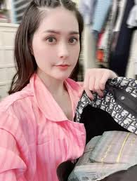 Diện đồ kiệm vải đi dự sinh nhật, Đoàn Di Băng bị chú ý