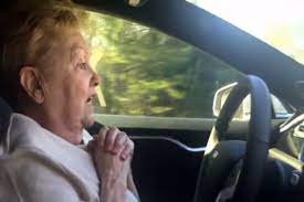 Granny, dvloper şirketinin geliştirdiği ve 2018 yılında piyasaya sürdüğü korku tabanlı bir macera oyunudur. Check Out This Grandma In A Self Driving For The First Time With A Priceless Reaction Video 101 5 Wbnq Fm