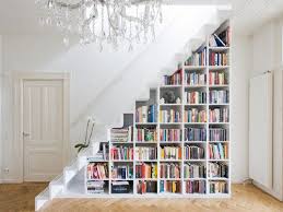Carilah desain lemari buku minimalis yang mengusung konsep efisiensi ruang dengan memanfaatkan ruang kosong di atas tempat tidur dan meja kerja seperti inspirasi di atas. Rak Buku Keren Dan Fungsional Desain Perpustakaan Pribadi Dengan Memanfaatkan Sisa Ruang Interiordesign Id