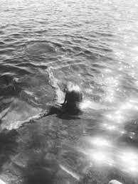 Aesthetic Black And White Ocean Pictures Pin By Daisy Rain On Ocean Mermaids Swim Black And White Beach Photo Black And White Portraits
