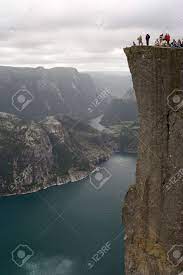 På toppen av den 604 meter høye klippen finner du noen av de mest dramatiske utsiktene som norske fjorder har å tilby. Sehen Sie Bei Lyse Fjord Und Preikestolen Klippe In Norwegen 600 Meter Uber Dem Meeresspiegel Lizenzfreie Fotos Bilder Und Stock Fotografie Image 476030
