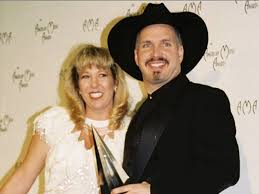 Brooks and mahl have three children together. Garth Brooks S Daughter Is Following In Her Father S Footseps