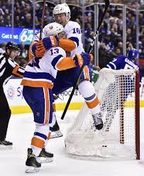 In comes new york islanders forwards mat barzal and anthony beauvillier, who put their bizarre routine on full display last night ahead of their matchup against the calgary flames. Barzal Gets Hat Trick Isles Beat Leafs In Tavares Reunion Taiwan News 2018 12 30 11 04 27